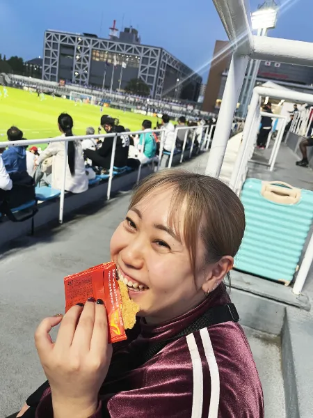スタジアムで観戦する人