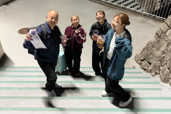 スタジアムの階段で撮影した集合写真