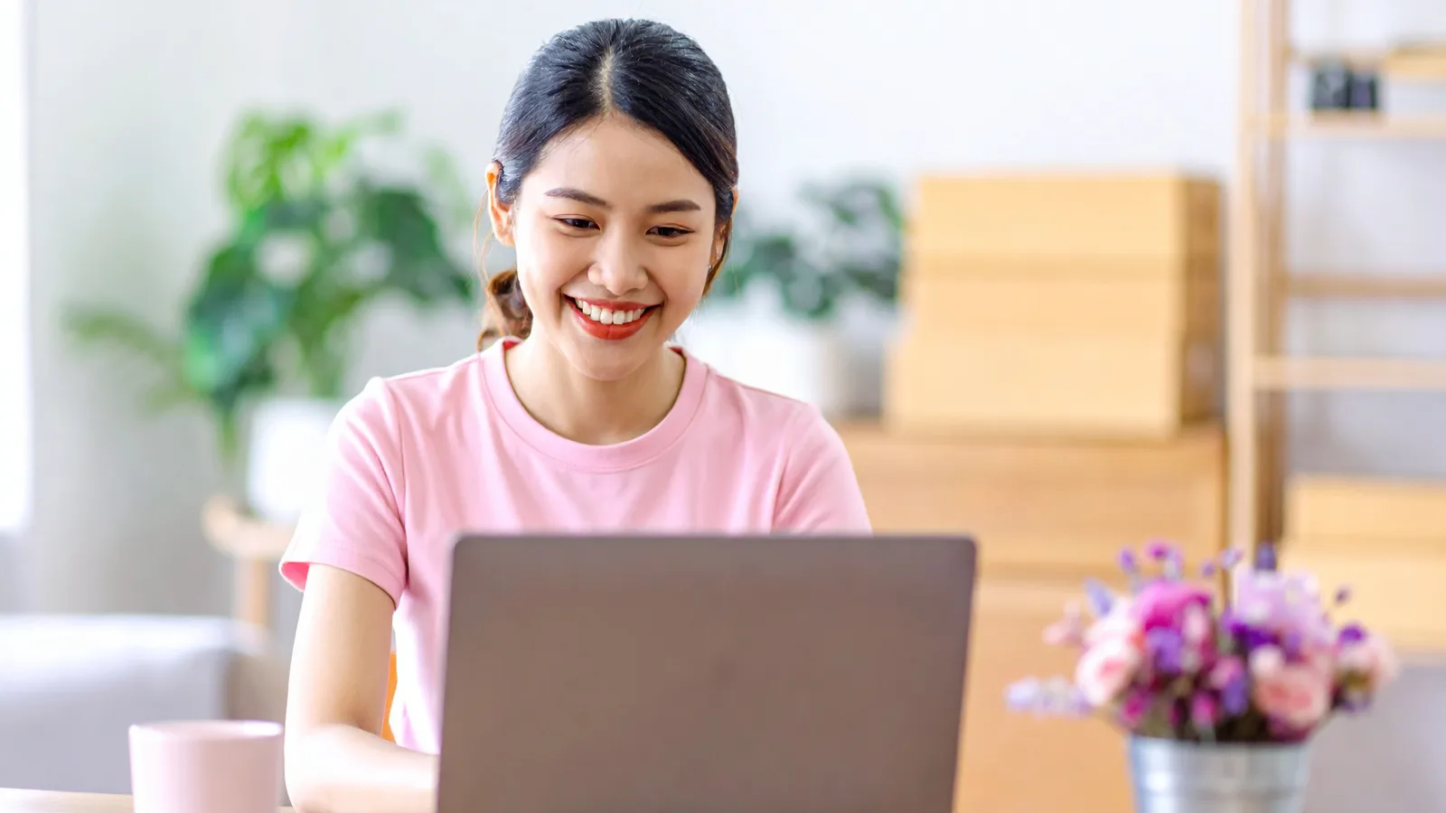 TikTok運用代行の成果を確認する女性スタッフ