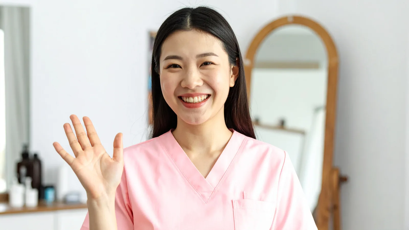 集客ポイントを5つ紹介する美容クリニックの女性スタッフ