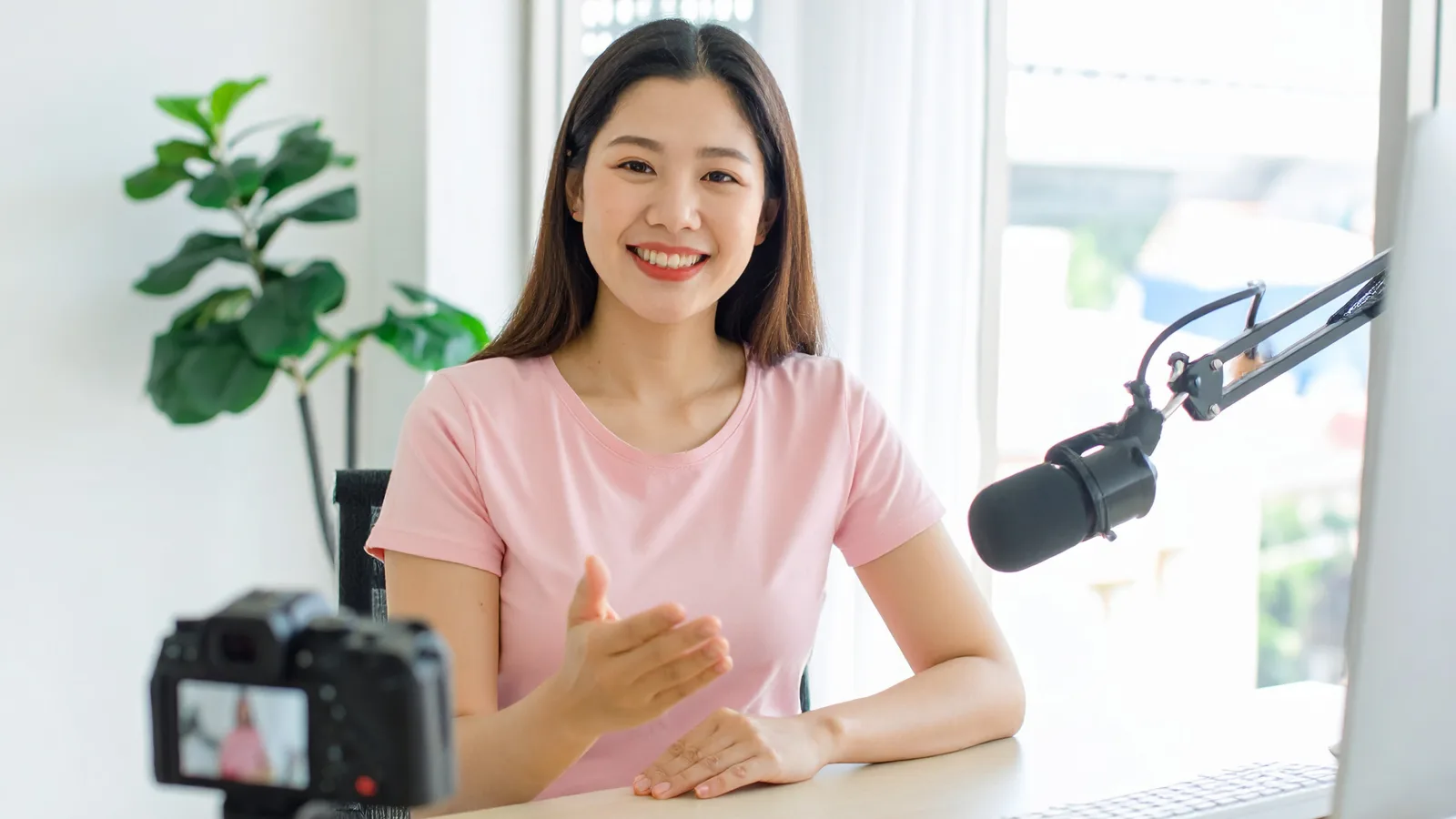 TikTok運用について説明する美容クリニックの女性スタッフ