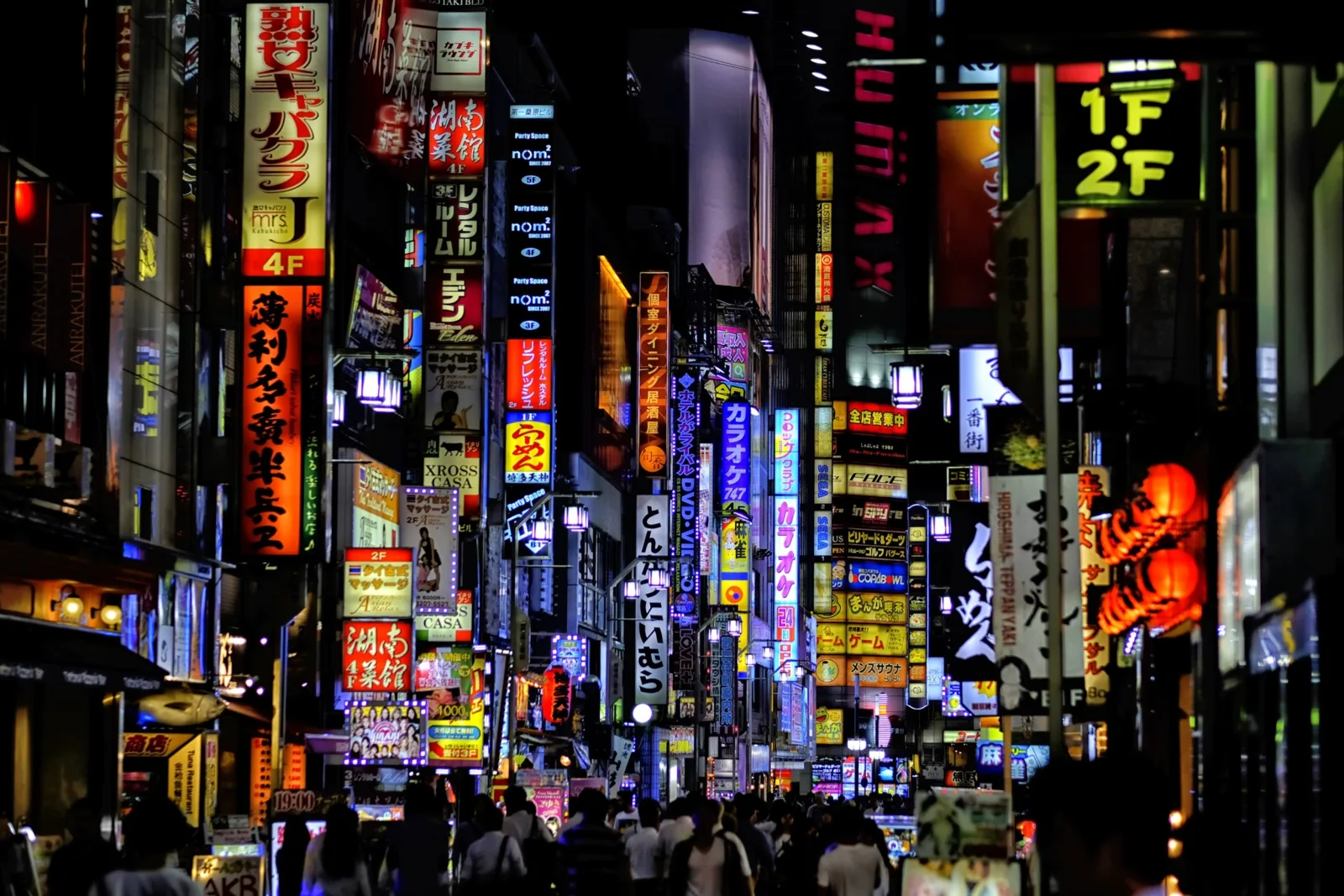 夜の繁華街の看板